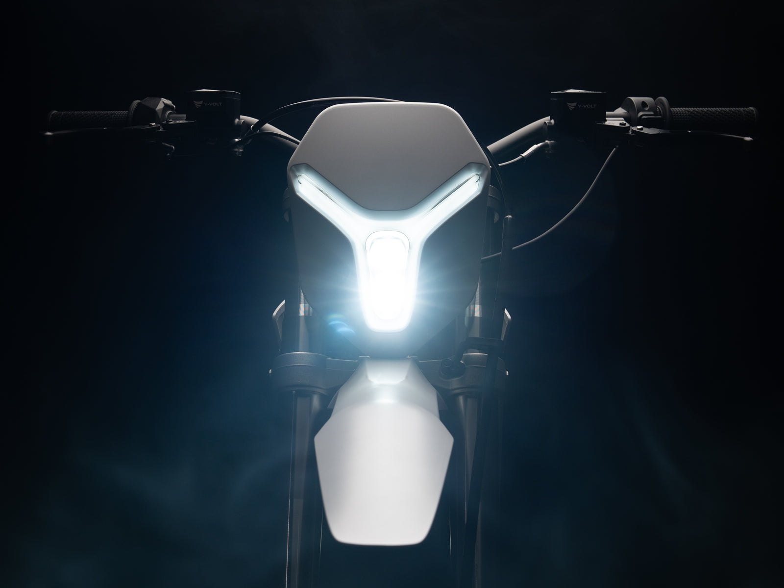 Surge V branca vista frontal com farol aceso